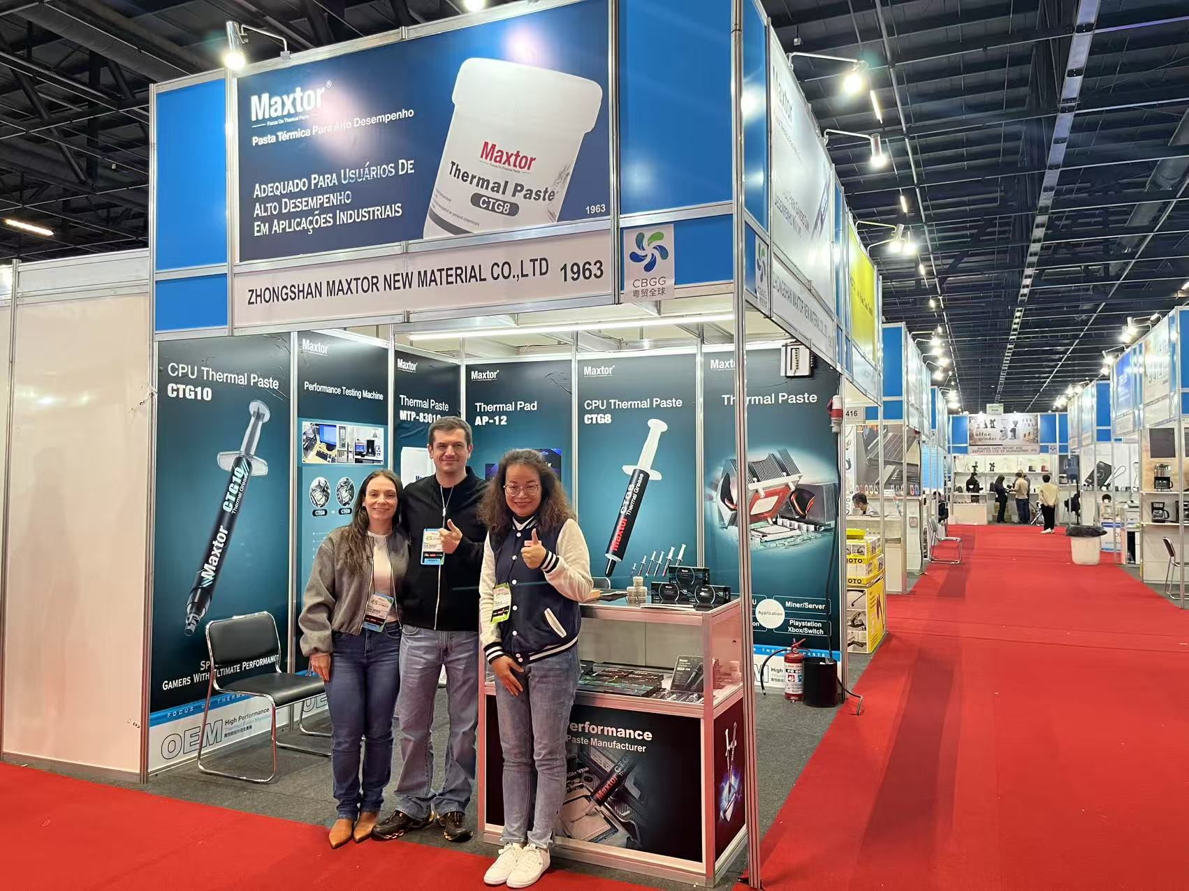 Maxtor representative speaking with visitors at an electronics exhibition booth
